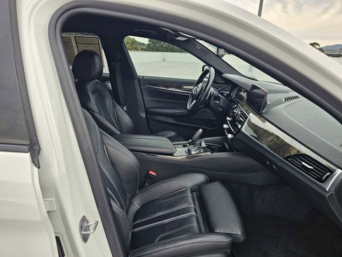 Used 2019 BMW 530e w/ M Sport Package image 10