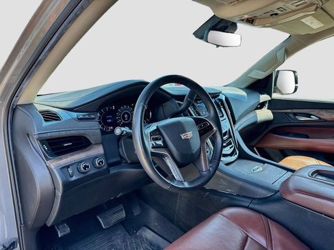 Used 2017 Cadillac Escalade Luxury AWD/4WD image 10