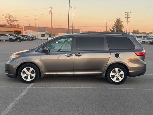Used 2017 Toyota Sienna LE image 9