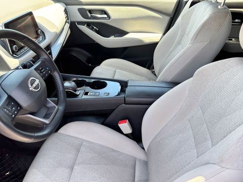 Used 2025 Nissan Rogue SV FWD image 17