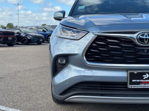 Used 2022 Toyota Highlander Platinum image 4