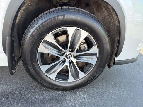 Used 2025 Toyota Highlander XLE AWD/4WD image 9