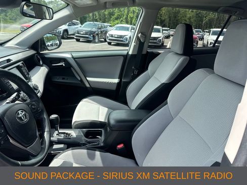 Used 2017 Toyota RAV4 XLE AWD/4WD image 4