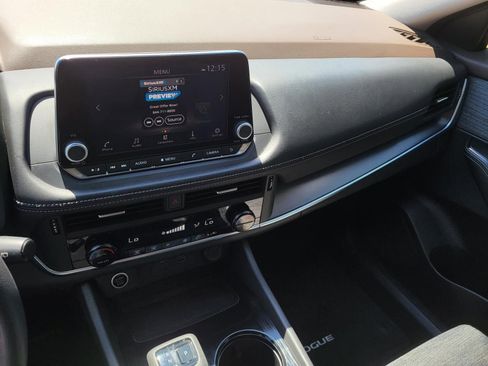 Used 2023 Nissan Rogue SV image 3