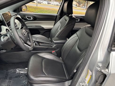 Used 2025 Jeep Compass Limited image 31