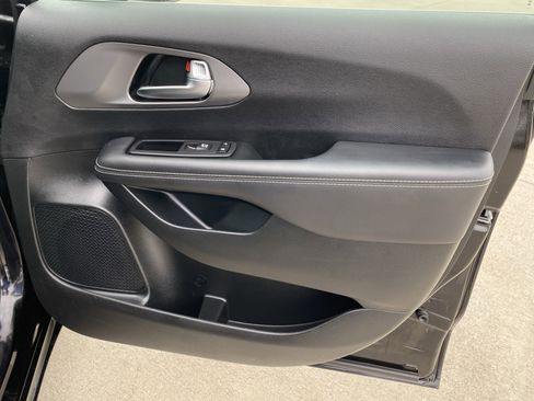 Used 2025 Chrysler Pacifica Select FWD image 6