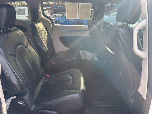 Used 2018 Chrysler Pacifica Touring-L Plus image 18