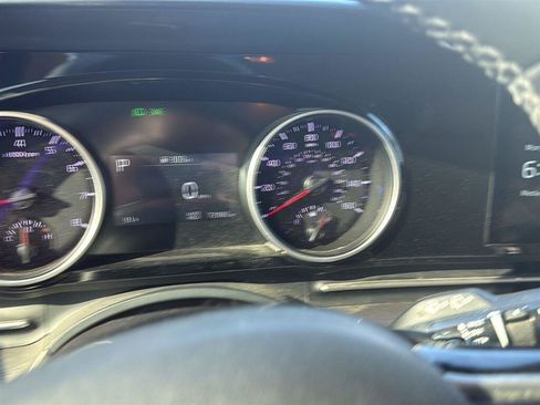 Used 2023 Kia Carnival EX FWD image 3