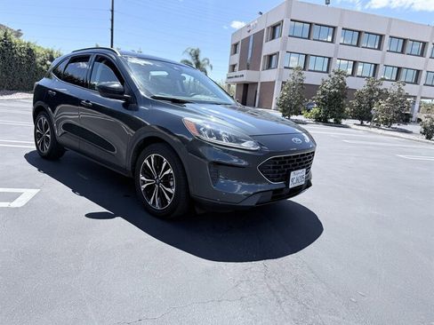 Used 2022 Ford Escape SE w/ SE Sport Appearance Package image 2