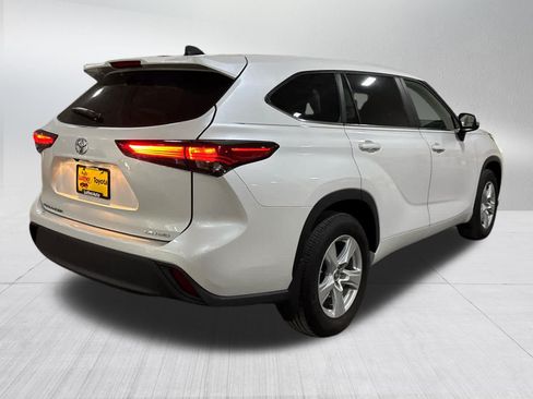 Used 2023 Toyota Highlander LE AWD/4WD image 6