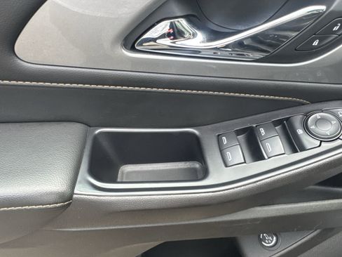 Used 2021 Chevrolet Traverse LT w/ LT Premium Package image 24