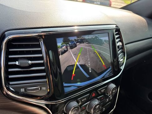 Used 2019 Jeep Grand Cherokee Altitude AWD/4WD image 22