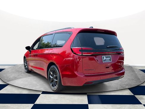 Used 2025 Chrysler Pacifica Limited FWD image 4