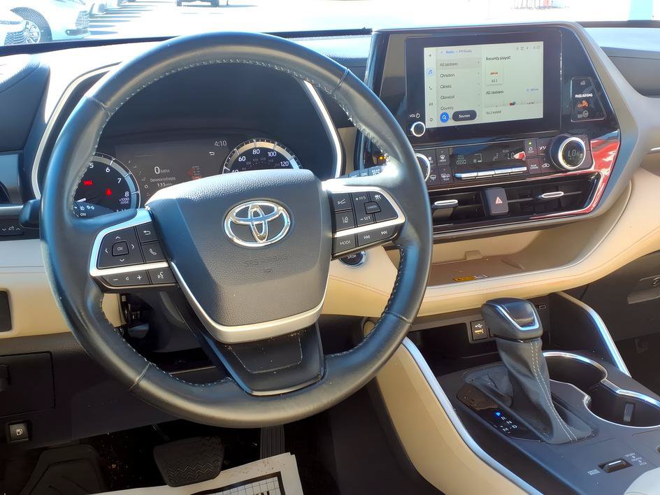 Used 2023 Toyota Highlander XLE FWD image 12