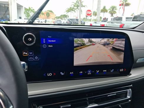Used 2025 Chevrolet Traverse LT FWD image 26