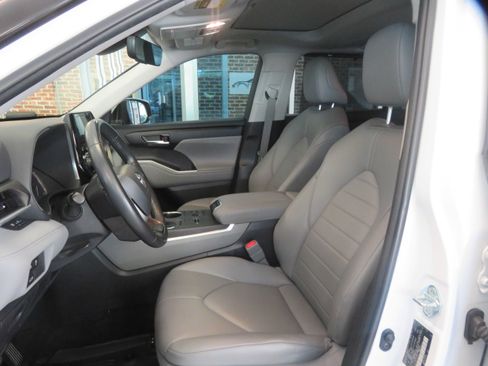 Used 2023 Toyota Highlander XLE FWD image 15