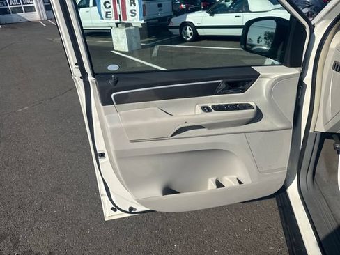 Used 2009 Volkswagen Routan S FWD image 10