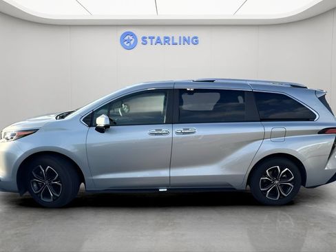 Used 2025 Toyota Sienna Platinum AWD/4WD image 2