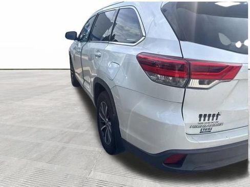 Used 2018 Toyota Highlander XLE AWD/4WD image 4