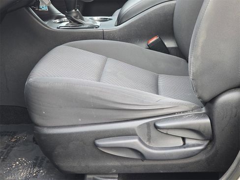 Used 2017 Toyota Highlander LE image 32