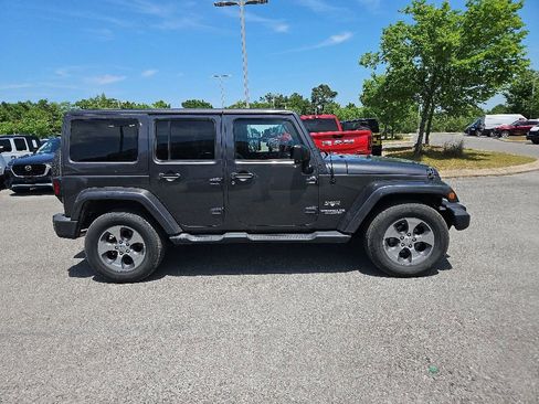 Used 2017 Jeep Wrangler Unlimited Sahara w/ Connectivity Group AWD/4WD image 8
