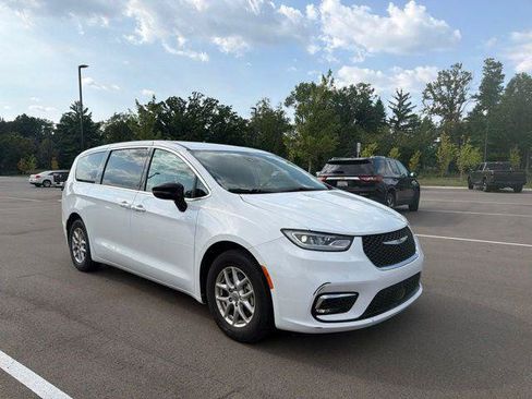 Certified 2024 Chrysler Pacifica Touring-L FWD image 7