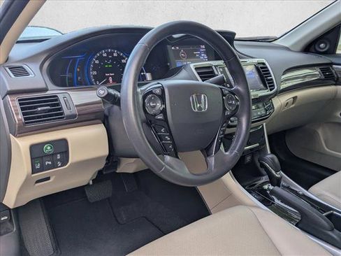 Used 2017 Honda Accord Touring image 3