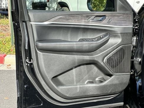 New 2025 Jeep Grand Cherokee Limited w/ Luxury Tech Group II image 18