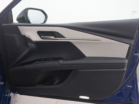 Used 2025 Toyota Camry XLE image 9