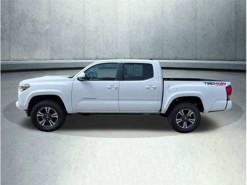 Used 2016 Toyota Tacoma TRD Sport w/ Towing Package AWD/4WD image 2