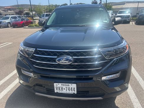 Used 2022 Ford Explorer XLT w/ Equipment Group 202A image 2