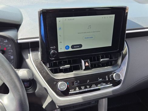 Used 2025 Toyota Corolla Cross LE FWD image 17