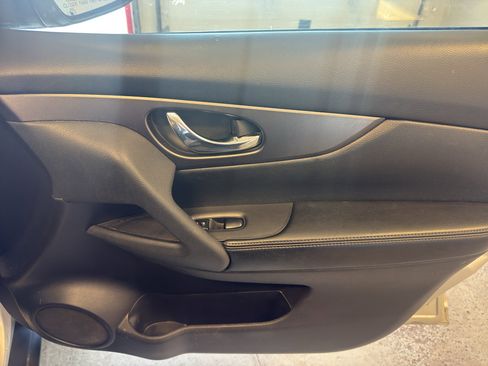 Used 2015 Nissan Rogue SV w/ SV Premium Package image 19