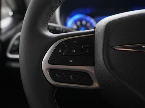 Used 2025 Chrysler Pacifica Select FWD image 27