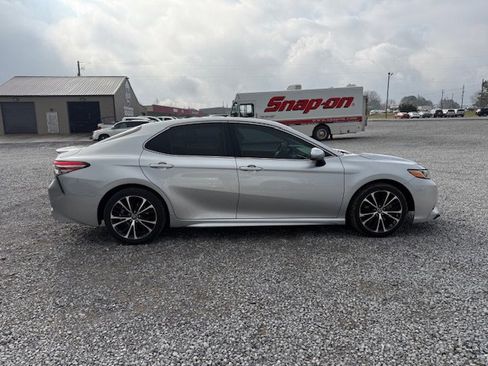 Used 2018 Toyota Camry SE image 5