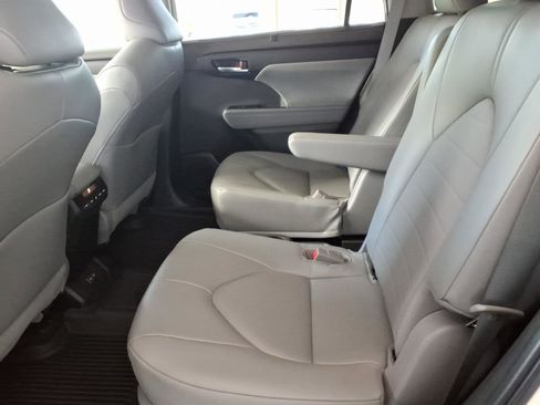 Used 2023 Toyota Highlander XLE AWD/4WD image 13