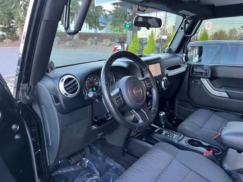 Used 2012 Jeep Wrangler Sahara w/ Connectivity Group AWD/4WD image 27