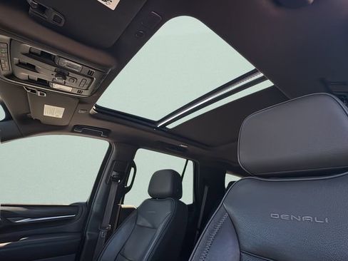 Used 2021 GMC Yukon Denali w/ Denali Premium Package image 17