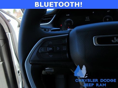 Used 2023 Jeep Grand Cherokee Limited w/ Black Appearance Package image 15