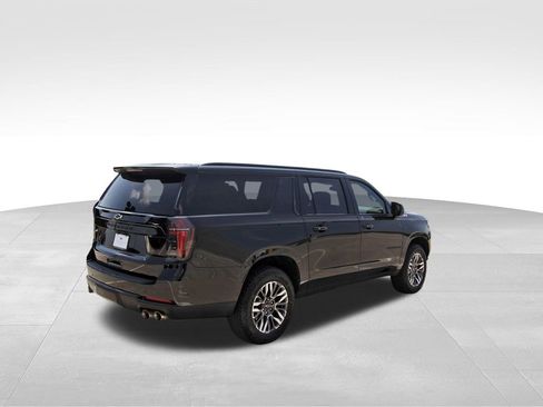Used 2025 Chevrolet Suburban Z71 AWD/4WD image 4
