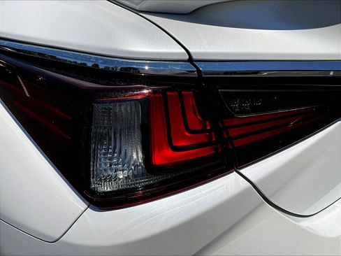 Used 2024 Lexus ES 300h w/ Premium Package FWD image 23