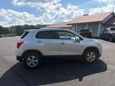 Used 2017 Chevrolet Trax LT w/ LT Convenience Package AWD/4WD image 11