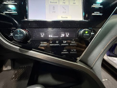 Used 2018 Toyota Camry XLE image 12