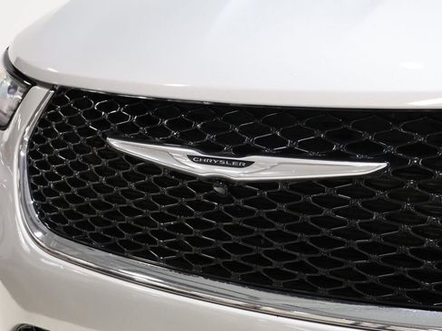 Used 2024 Chrysler Pacifica Touring-L FWD image 12