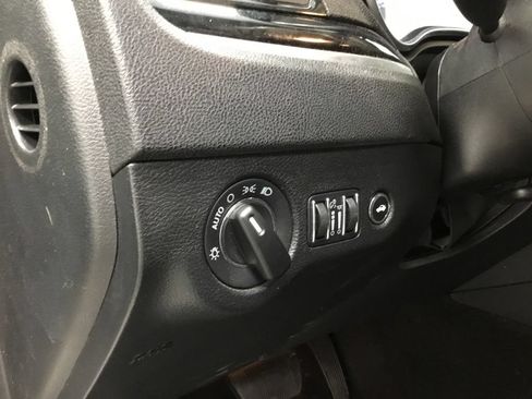 Used 2023 Chrysler 300 Touring RWD image 8