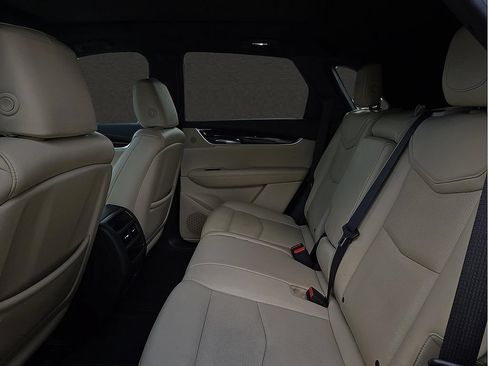 Used 2017 Cadillac XT5 Luxury w/ Driver Awareness Package FWD image 9