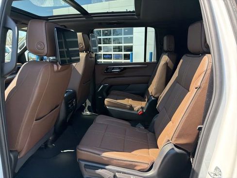 Used 2025 Chevrolet Suburban High Country AWD/4WD image 25