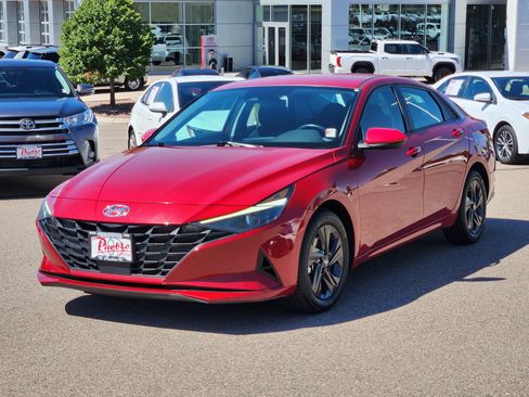 Used 2021 Hyundai Elantra SEL w/ Convenience Package FWD image 4