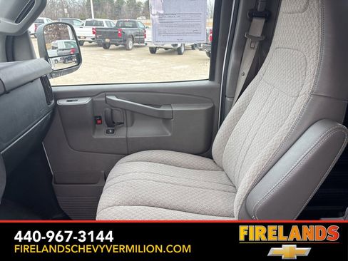 Used 2017 Chevrolet Express 3500 Extended image 13