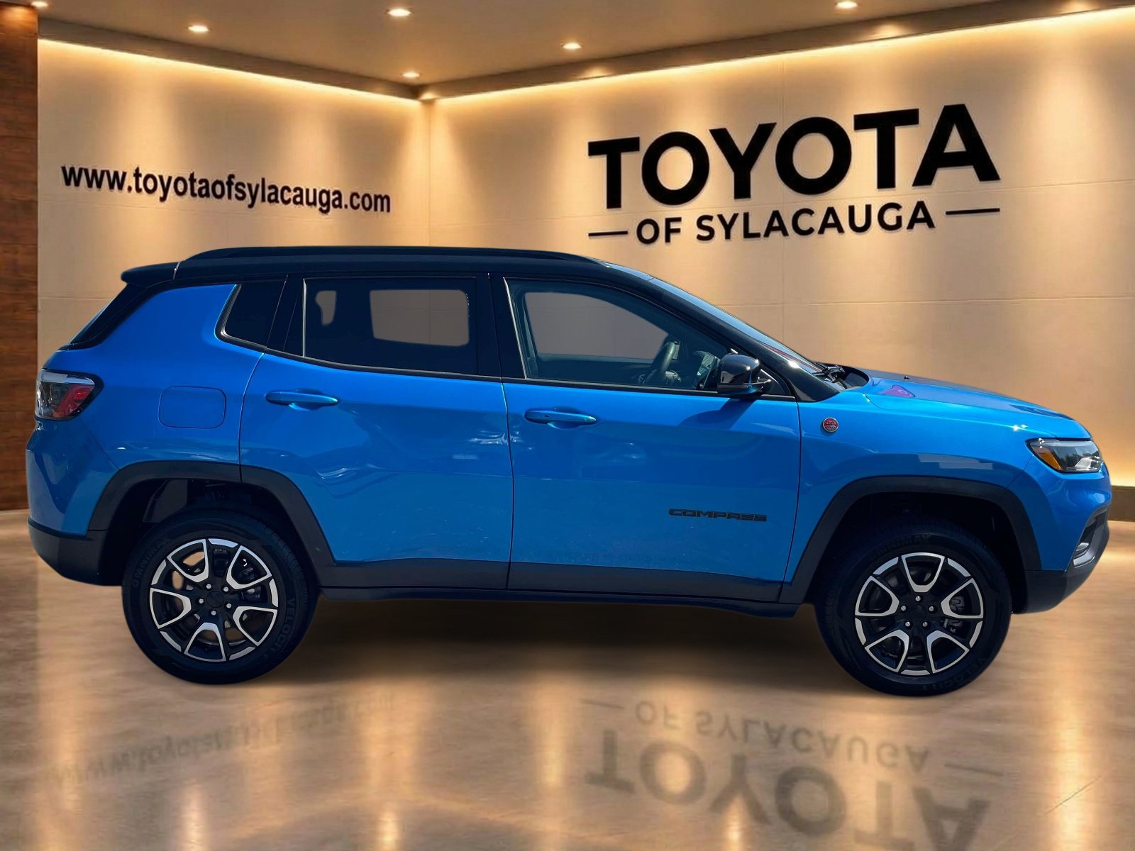 Used 2024 Jeep Compass Trailhawk AWD/4WD image 2